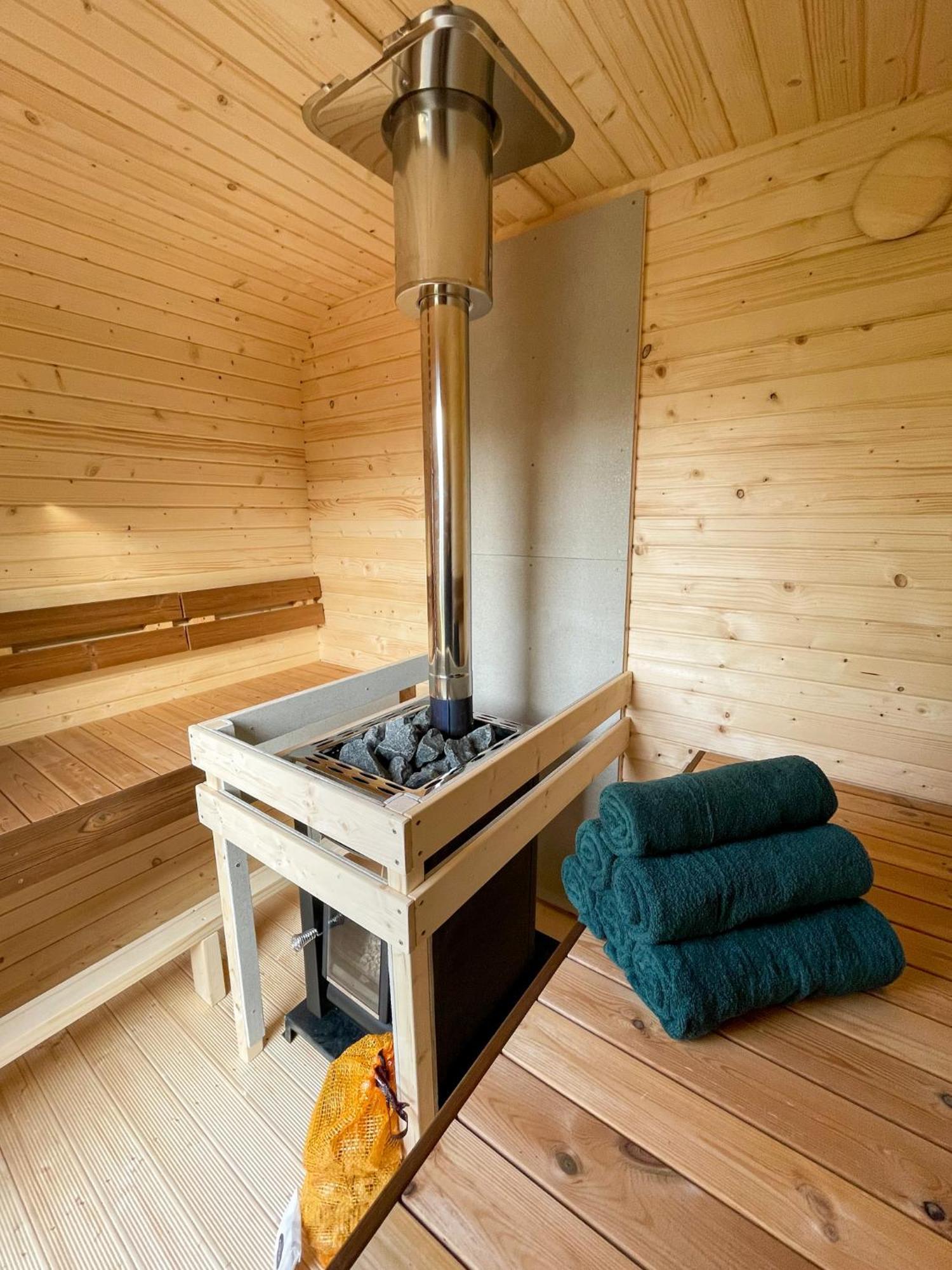 Lobsters In ' Wellness With Private Hottub, Private Sauna And Outdoor Shower ' Airco's ' Free Wifi ' Complimentary Bed Linen And Towels Heinkenszand