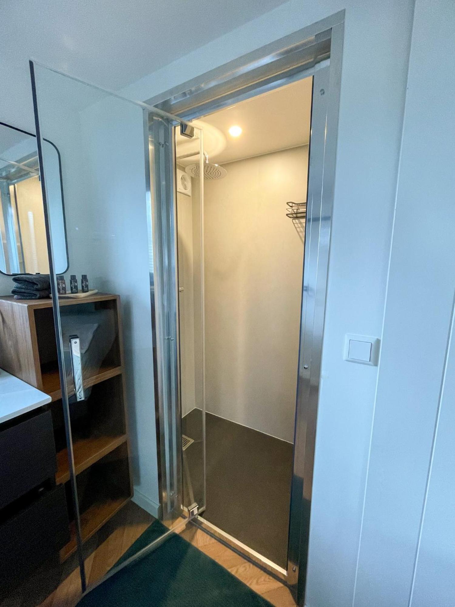 Appartement Lobsters In ' Wellness With Private Hottub, Private Sauna And Outdoor Shower ' Airco's ' Free Wifi ' Complimentary Bed Linen And Towels *