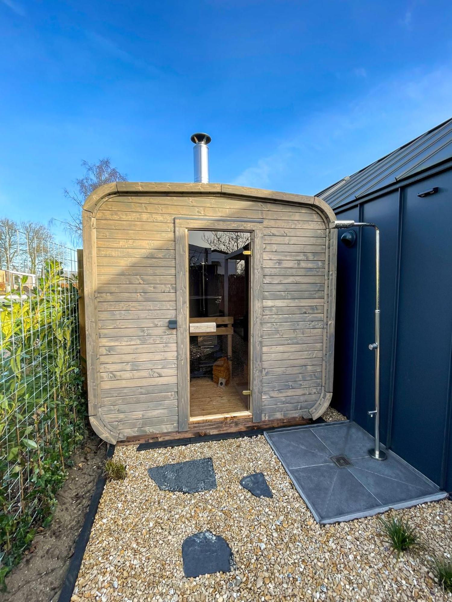 Lobsters In ' Wellness With Private Hottub, Private Sauna And Outdoor Shower ' Airco's ' Free Wifi ' Complimentary Bed Linen And Towels Heinkenszand