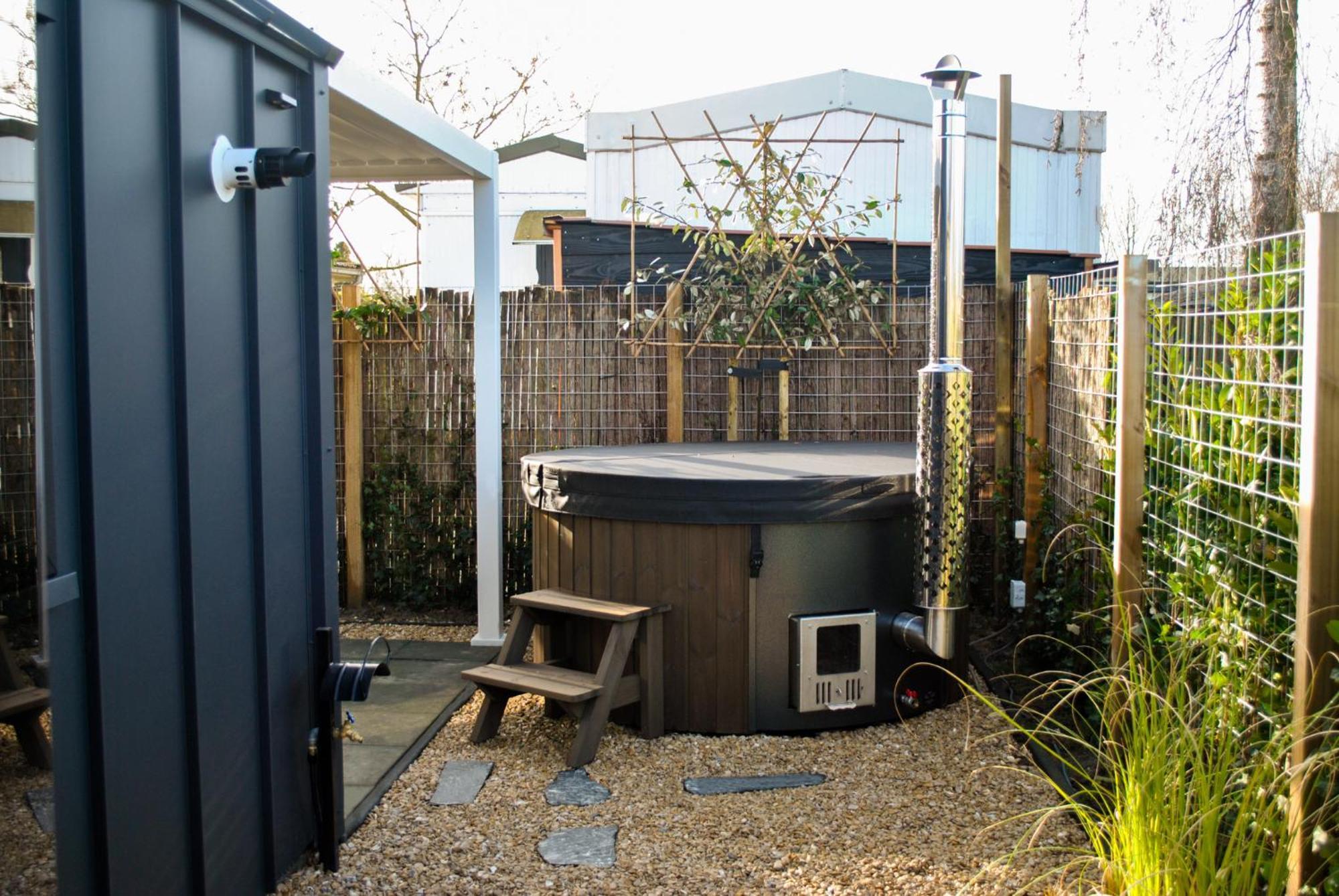 Lobsters In ' Wellness With Private Hottub, Private Sauna And Outdoor Shower ' Airco's ' Free Wifi ' Complimentary Bed Linen And Towels Appartement