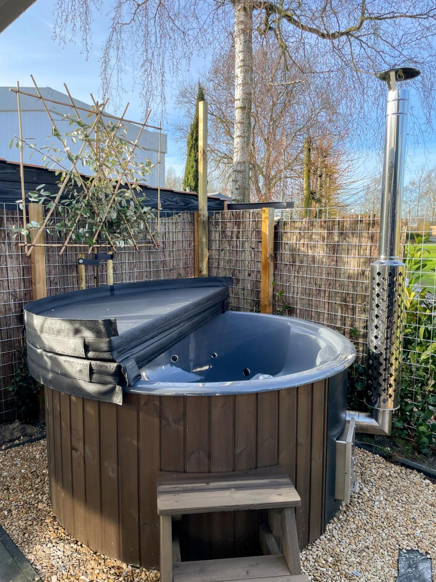 Appartement Lobsters In ' Wellness With Private Hottub, Private Sauna And Outdoor Shower ' Airco's ' Free Wifi ' Complimentary Bed Linen And Towels Heinkenszand