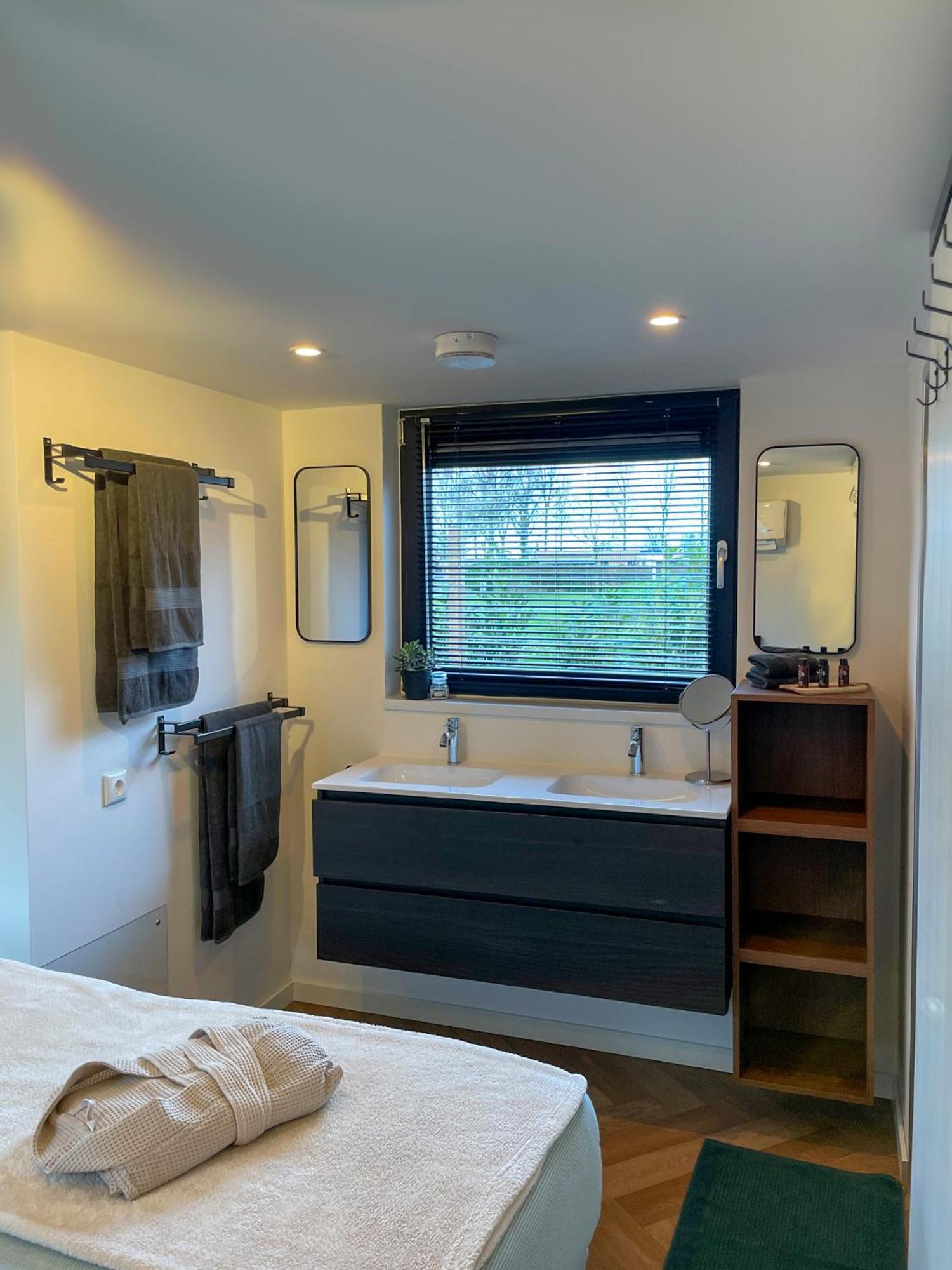 Lobsters In ' Wellness With Private Hottub, Private Sauna And Outdoor Shower ' Airco's ' Free Wifi ' Complimentary Bed Linen And Towels Heinkenszand