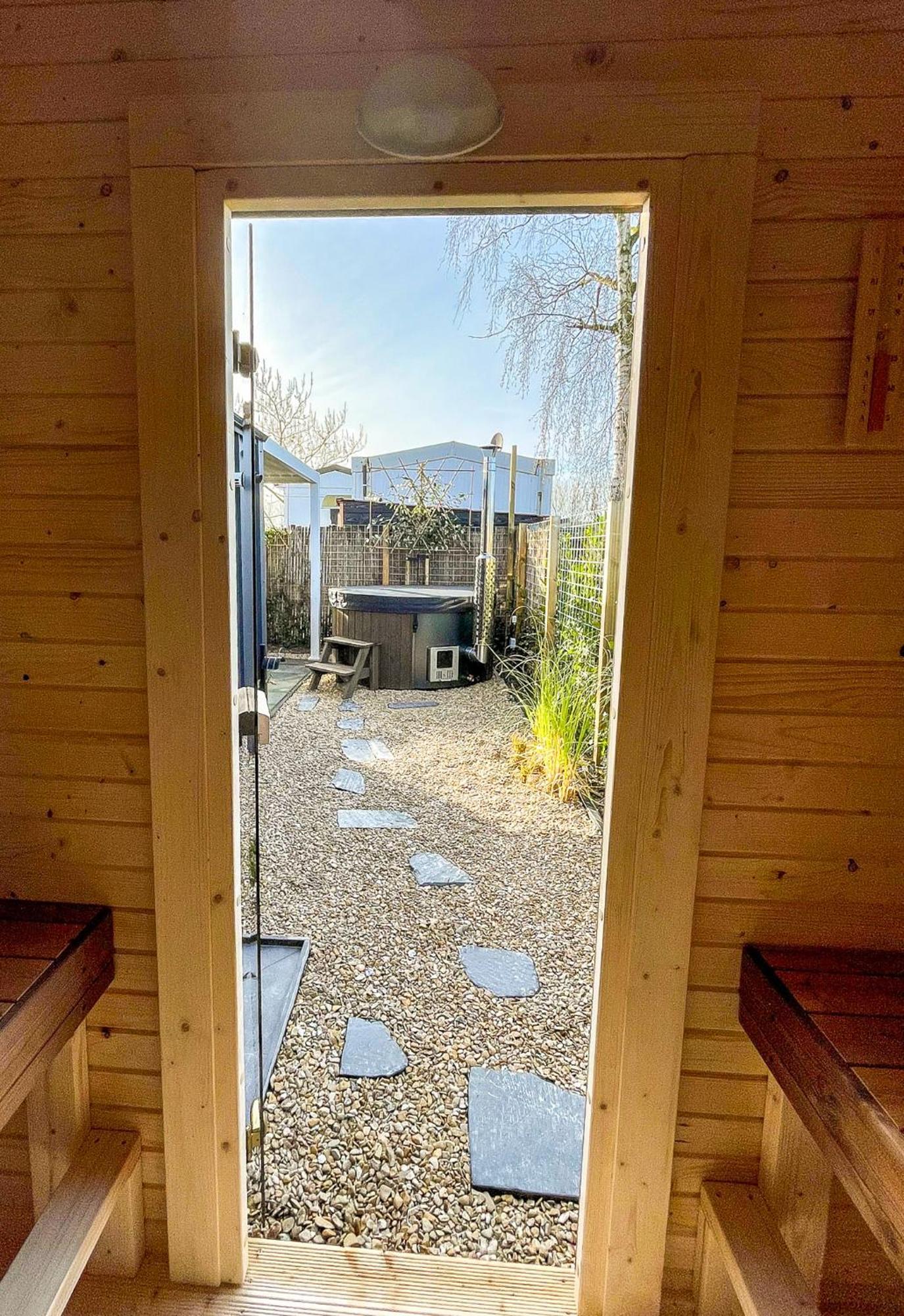 Lobsters In ' Wellness With Private Hottub, Private Sauna And Outdoor Shower ' Airco's ' Free Wifi ' Complimentary Bed Linen And Towels * Heinkenszand